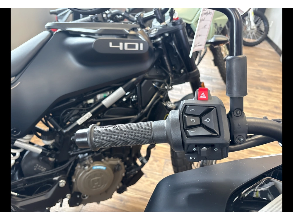 Husqvarna Svartpilen 801 2025 alt