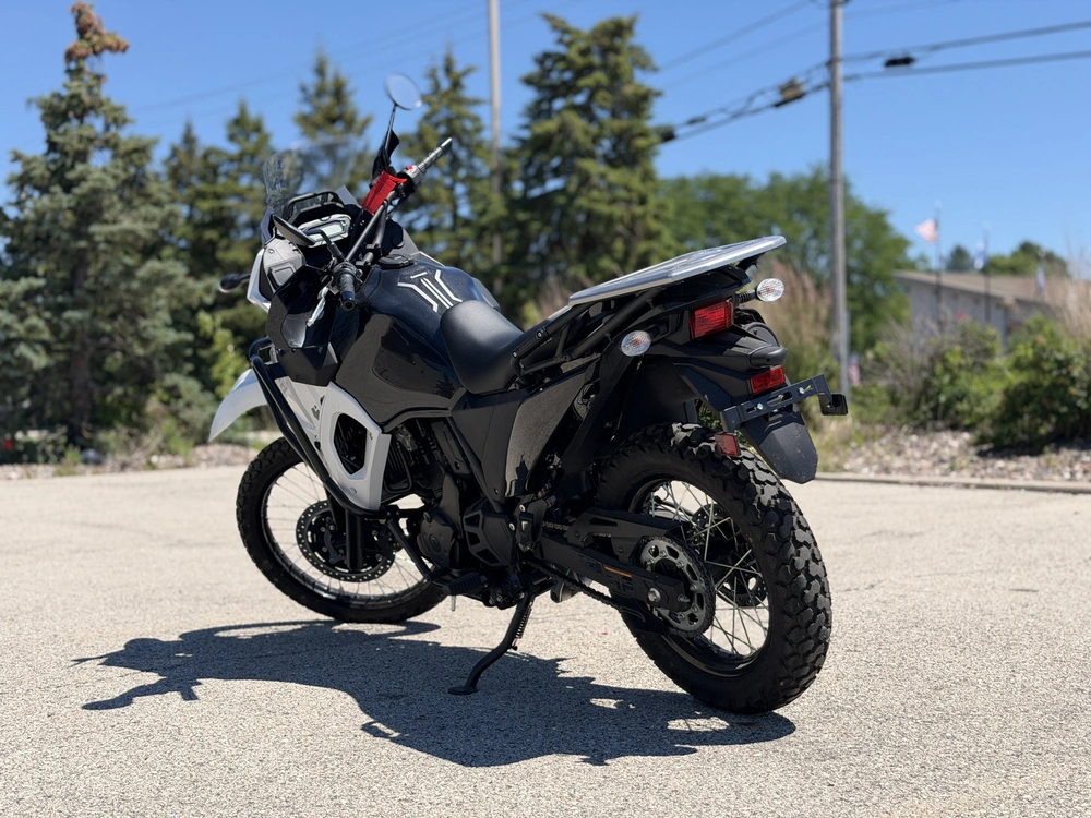 2025 Kawasaki Klr®650 S Pearl Crystal White/metallic Carbon Gray alt