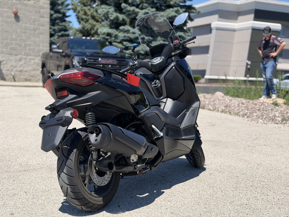 2025 Yamaha Xmax alt