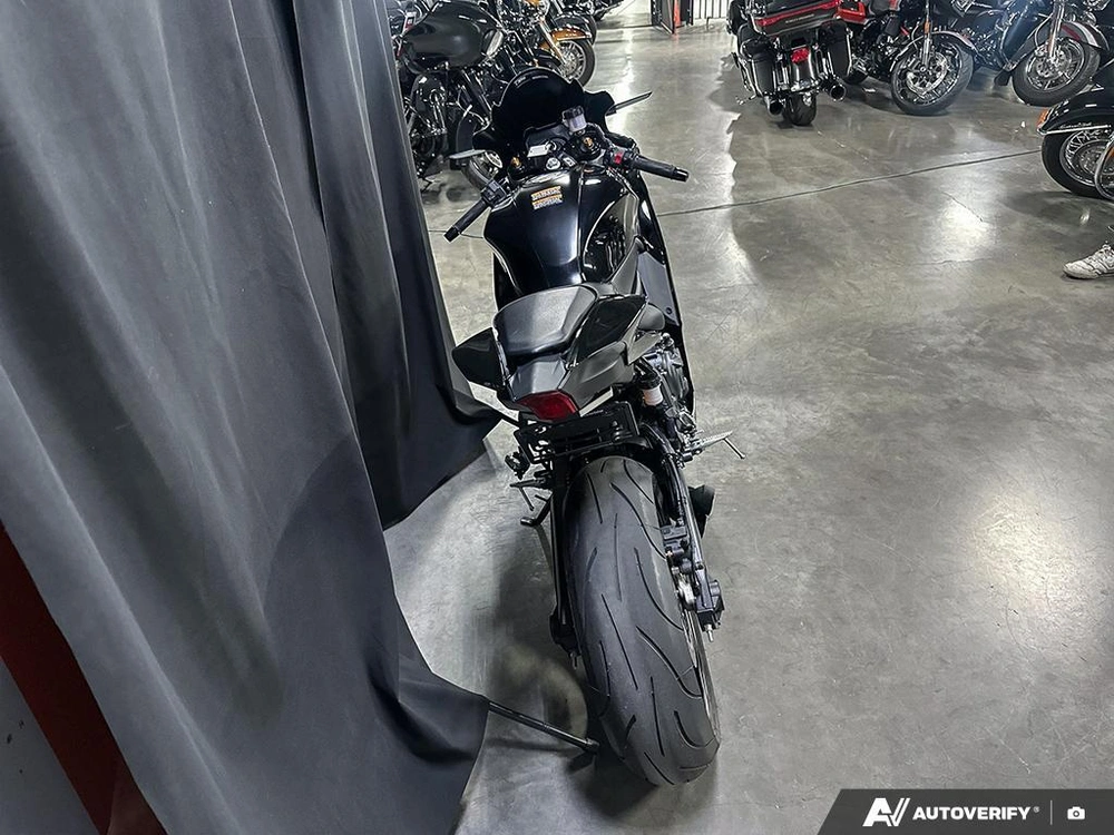 2025 Yamaha R7 alt
