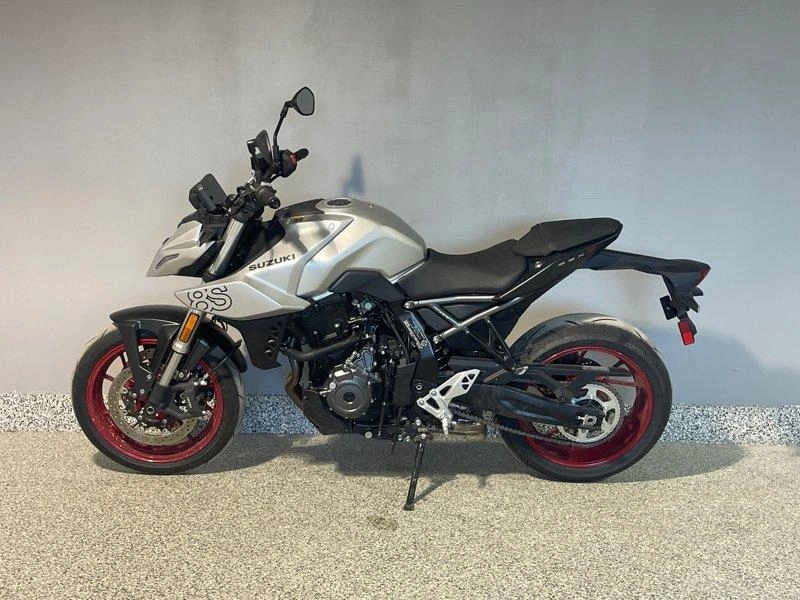 2025 Suzuki Gsx-8s alt