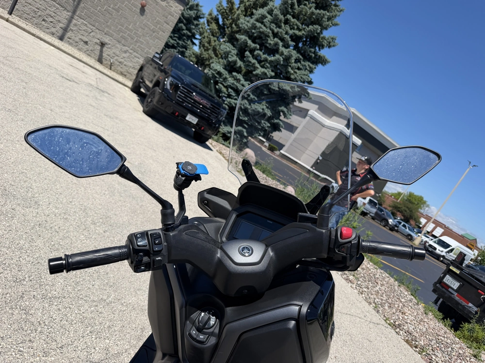 2025 Yamaha Xmax alt