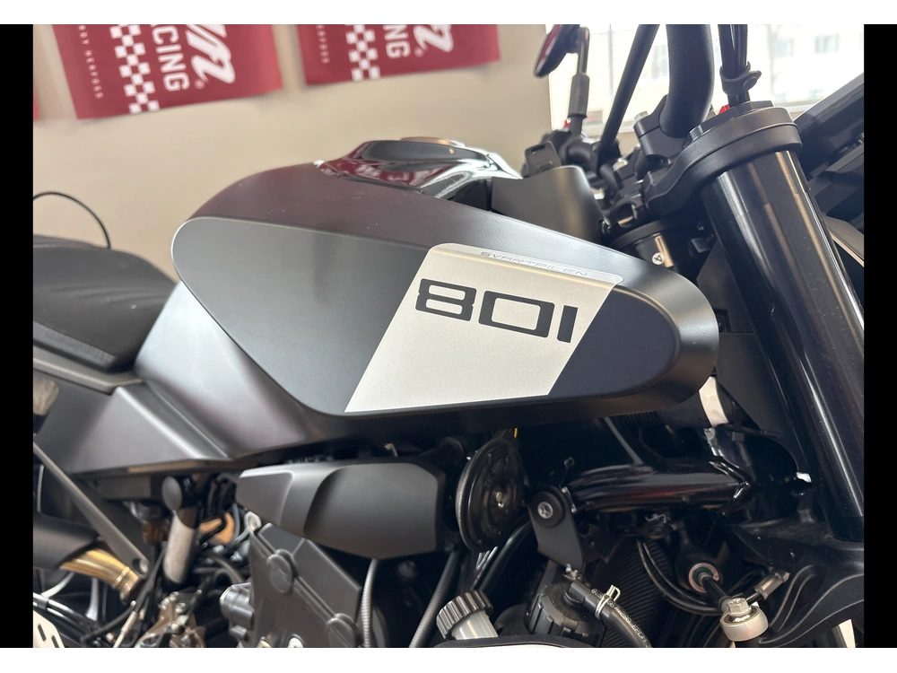 Husqvarna Svartpilen 801 2025 alt