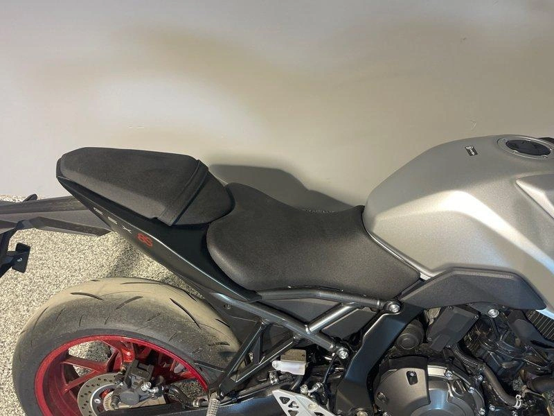 2025 Suzuki Gsx-8s alt