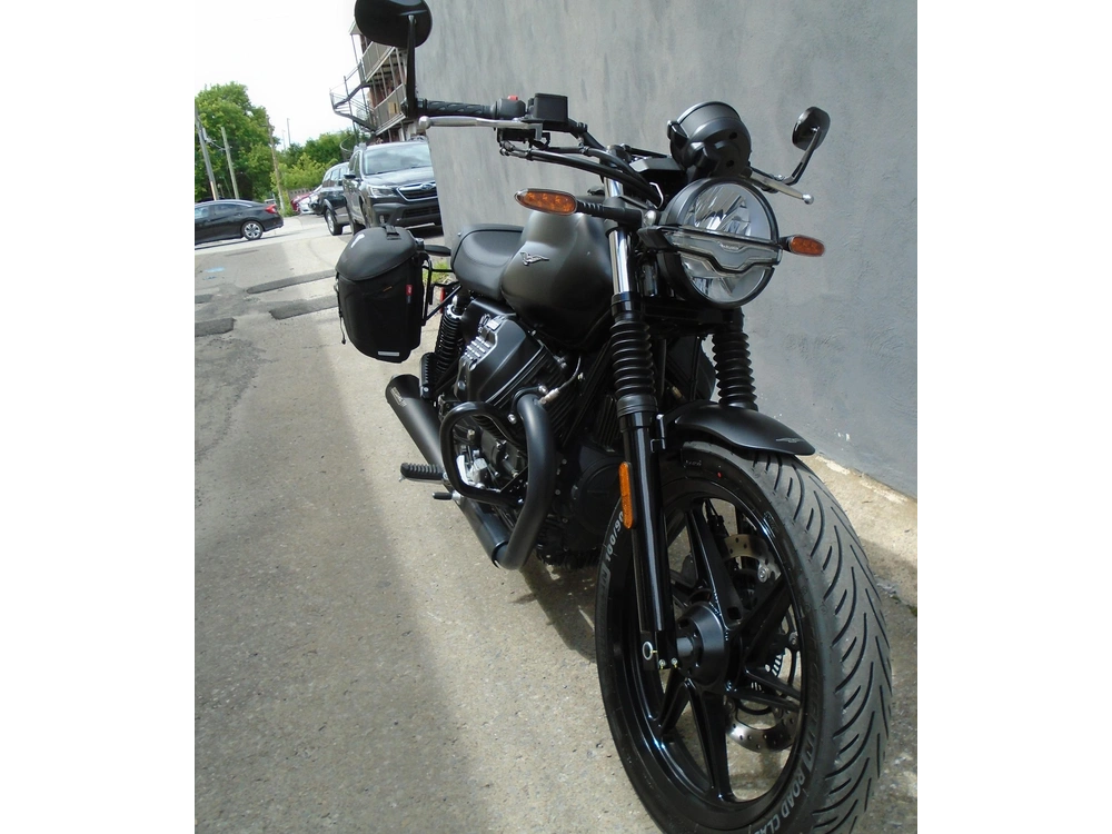 Moto Guzzi V7 Stone 2024 alt