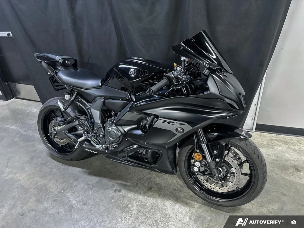 2025 Yamaha R7 alt