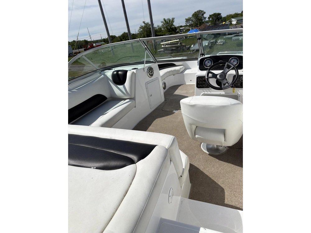 2015 Hurricane 187 Sundeck + Trailer