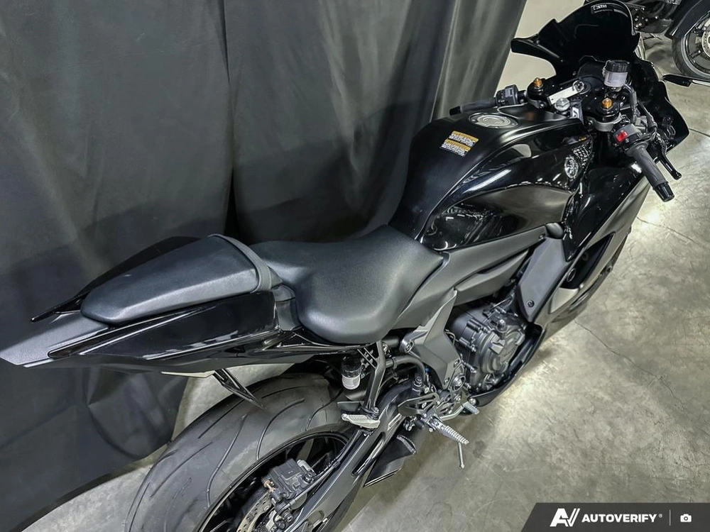 2025 Yamaha R7 alt