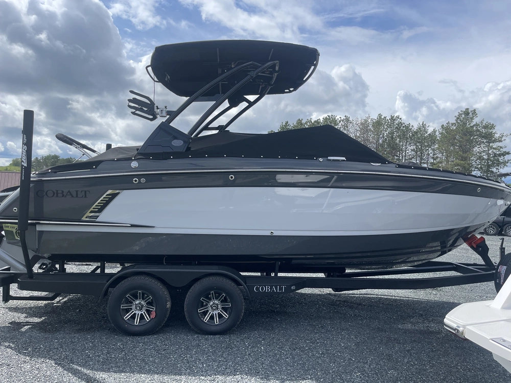 2026 Cobalt Boats R4 Surf alt