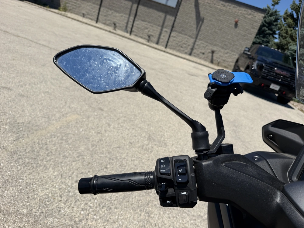 2025 Yamaha Xmax alt