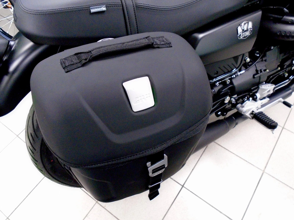 Moto Guzzi V7 Stone 2024 alt