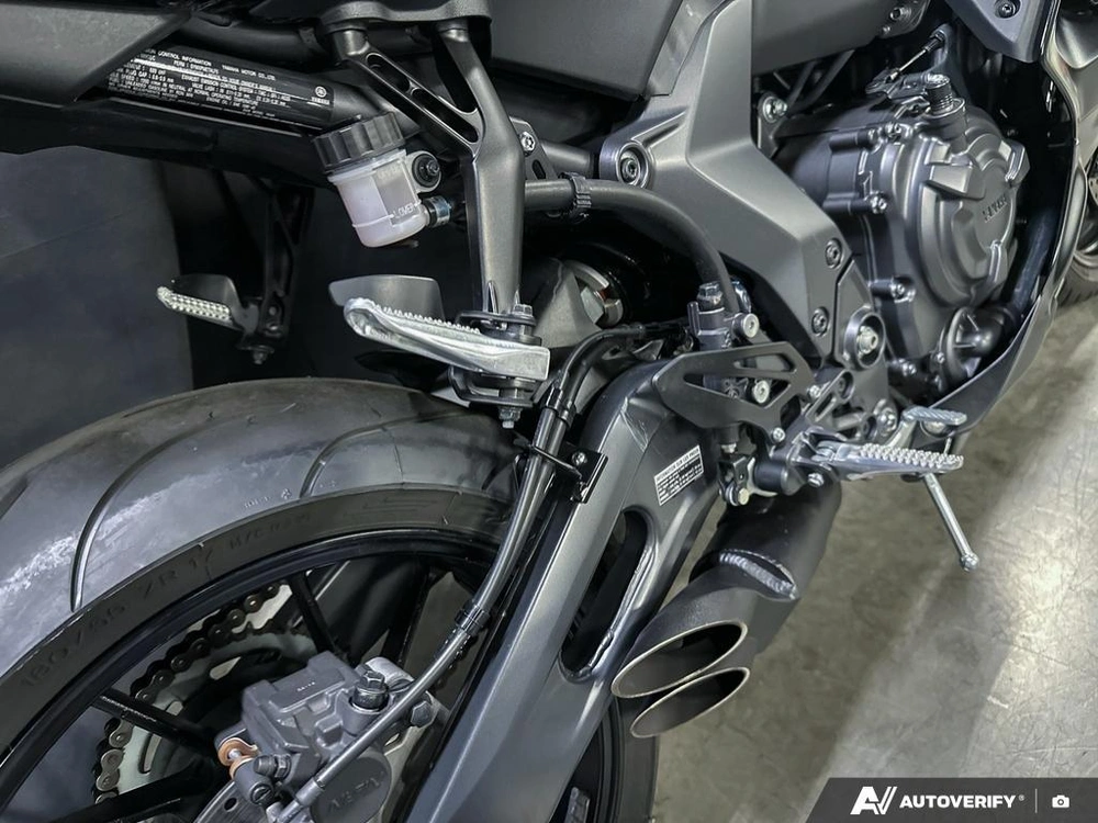 2025 Yamaha R7 alt