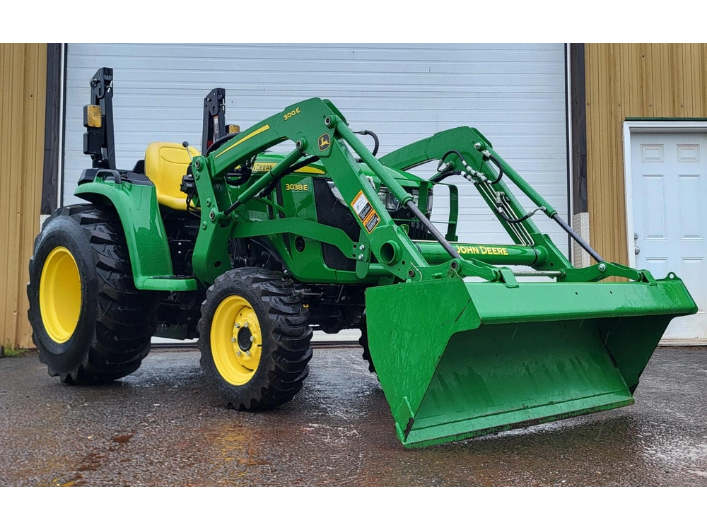 2023 John Deere 3038e alt