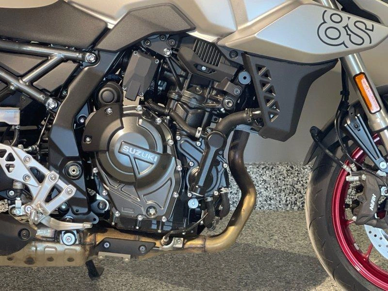 2025 Suzuki Gsx-8s alt