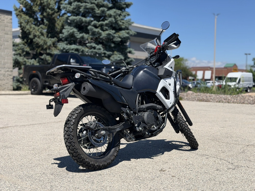 2025 Kawasaki Klr®650 S Pearl Crystal White/metallic Carbon Gray alt