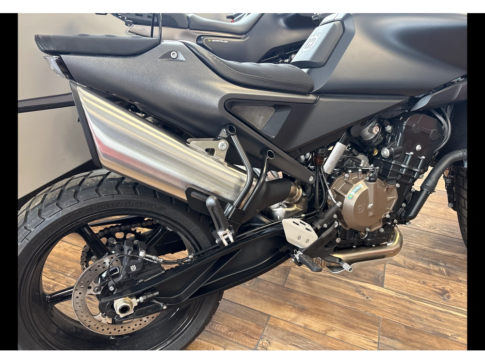 Husqvarna Svartpilen 801 2025 alt