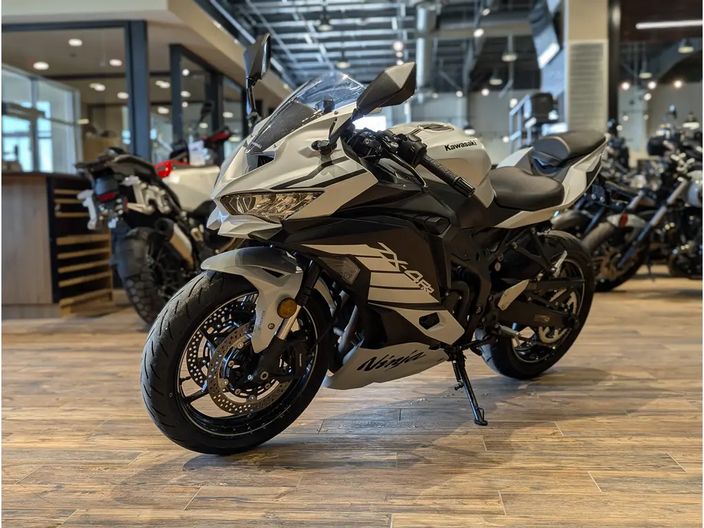 Used 2025 Kawasaki Ninja ZX-4RR // Metallic Matte Whitish Silver