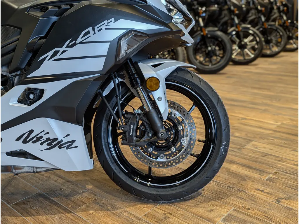 Used 2025 Kawasaki Ninja ZX-4RR // Metallic Matte Whitish Silver