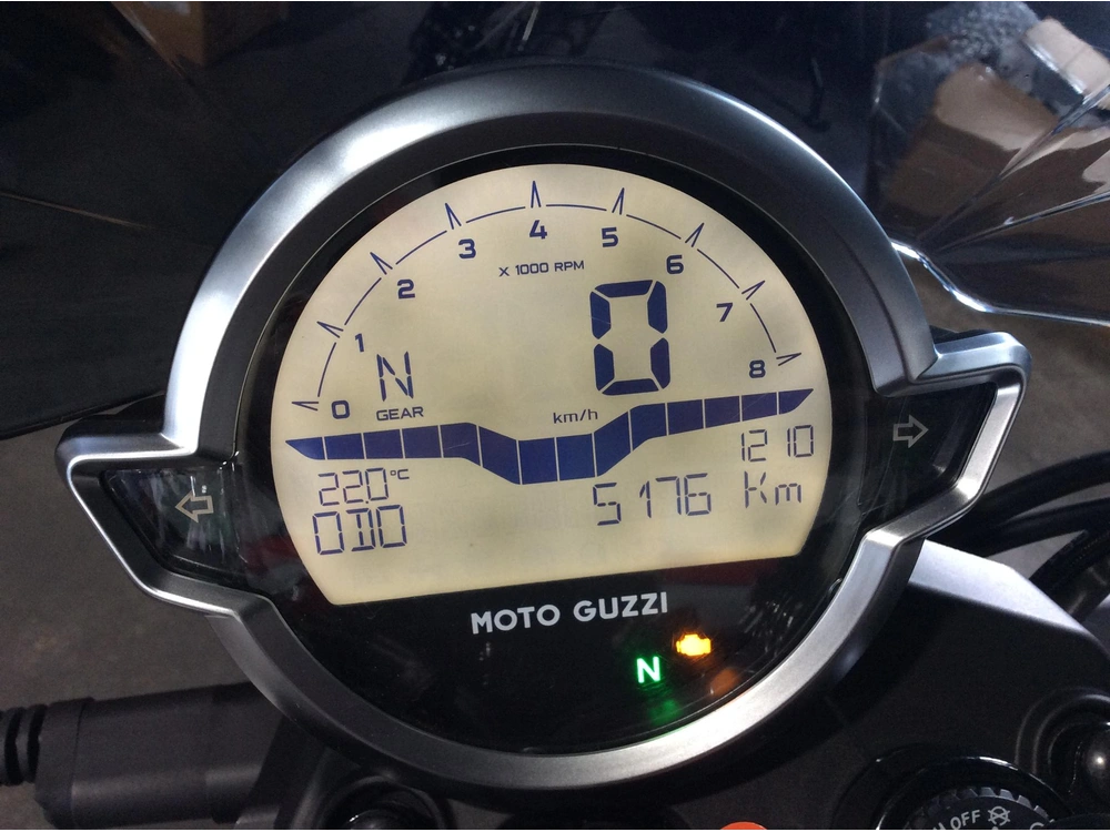 Moto Guzzi V7 Stone Abs 2022 alt