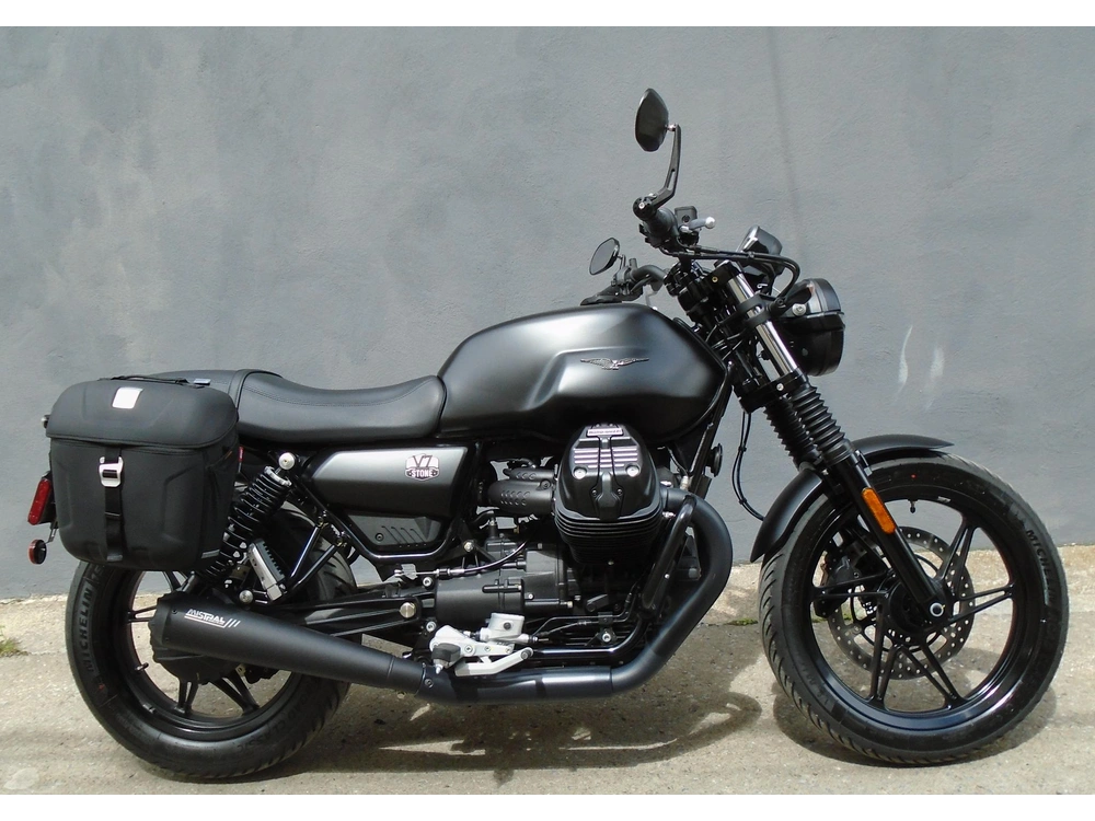 Moto Guzzi V7 Stone 2024 alt