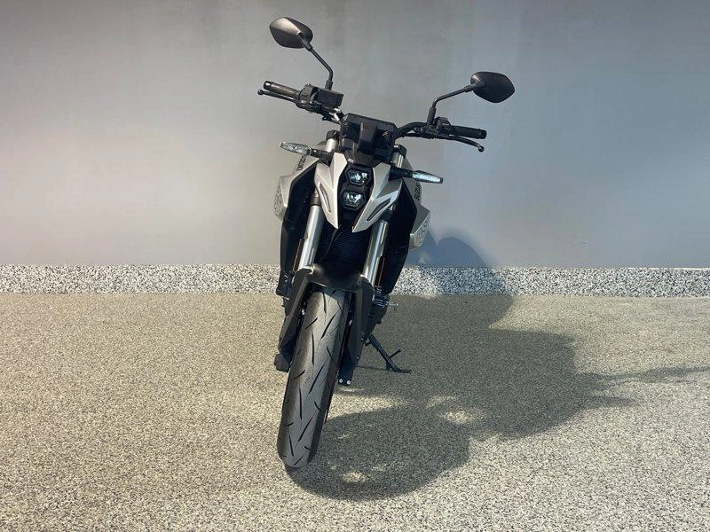 2025 Suzuki Gsx-8s alt