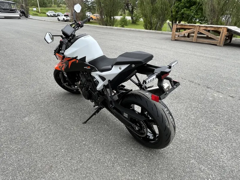 2027 KTM 990 DUKE