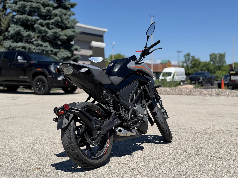 2022 Cfmoto 300nk alt