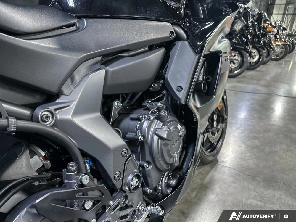 2025 Yamaha R7 alt