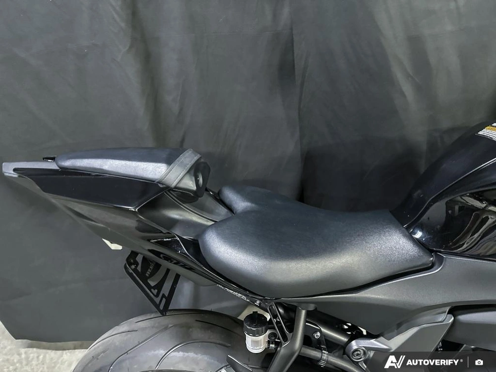 2025 Yamaha R7 alt