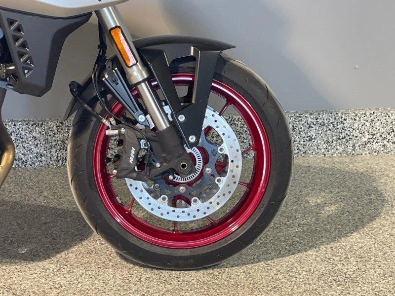 2025 Suzuki Gsx-8s alt
