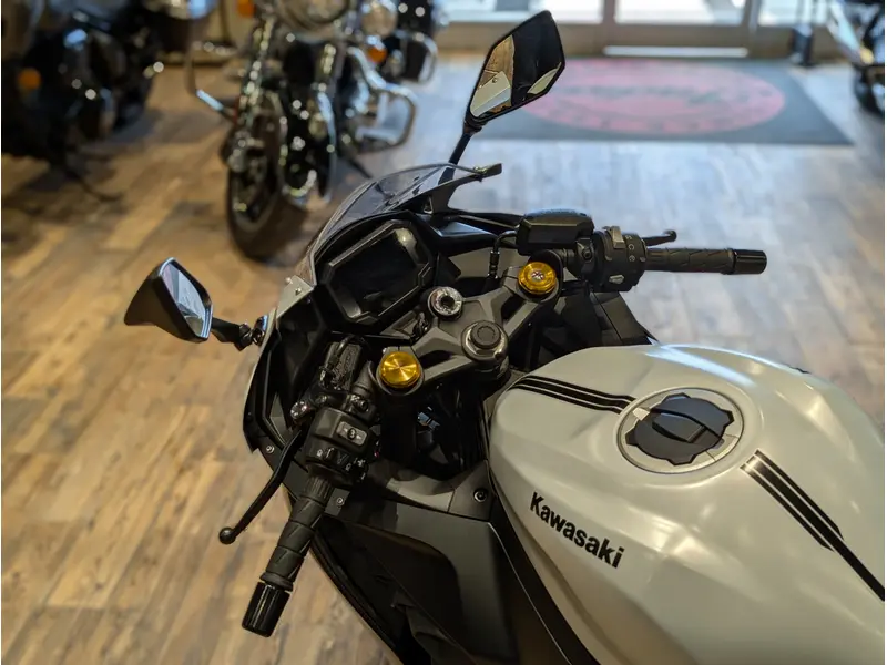 2025 Kawasaki Ninja ZX-4RR // Metallic Matte Whitish Silver