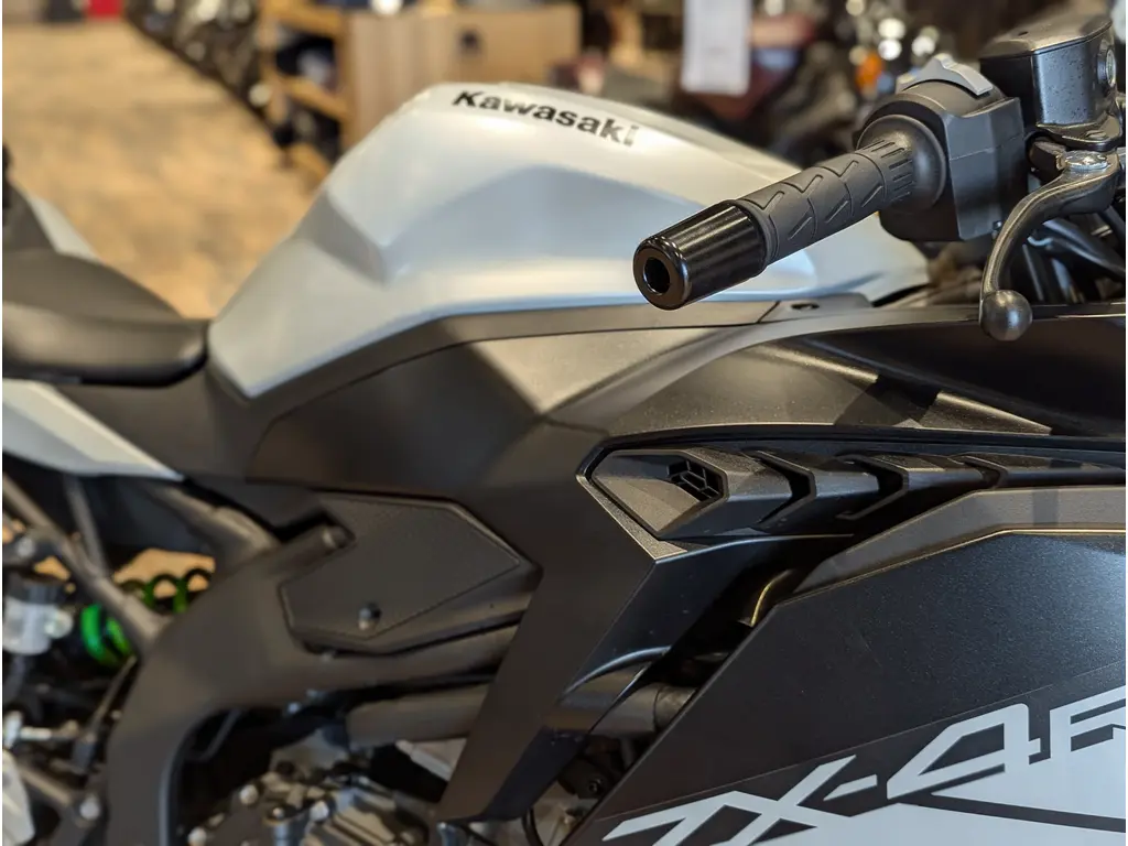 Used 2025 Kawasaki Ninja ZX-4RR // Metallic Matte Whitish Silver