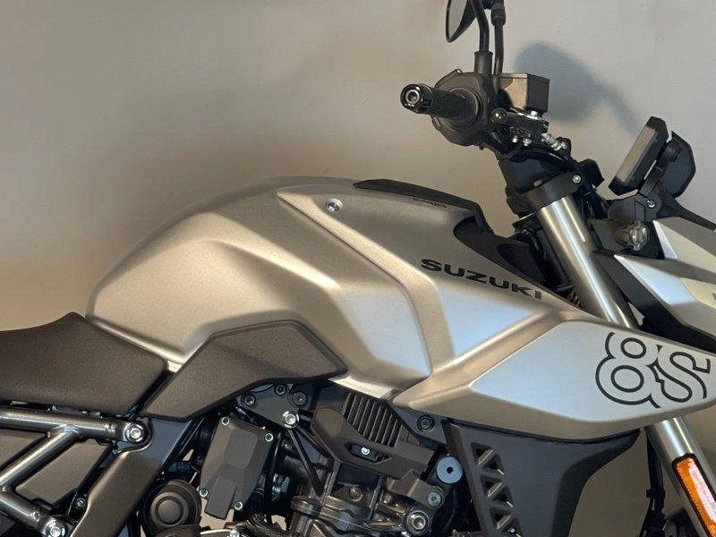 2025 Suzuki Gsx-8s alt