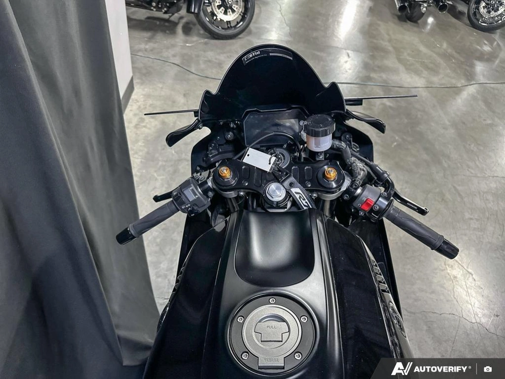 2025 Yamaha R7 alt