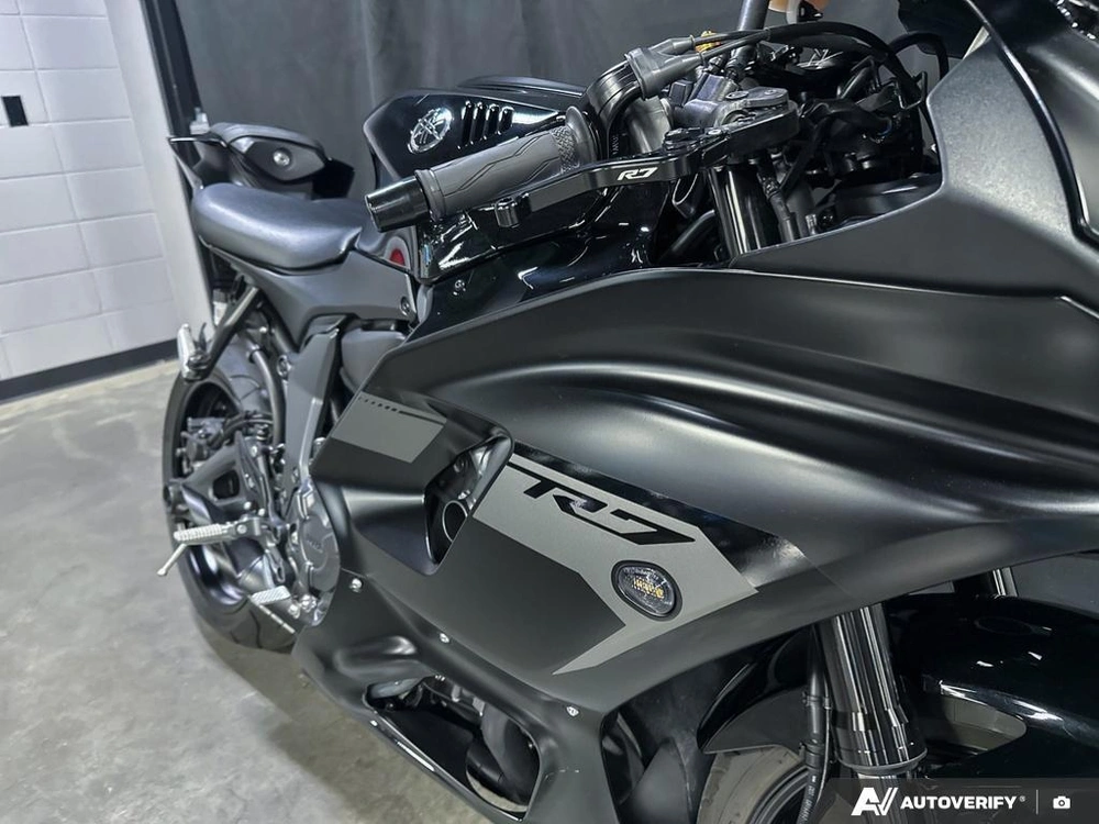 2025 Yamaha R7 alt