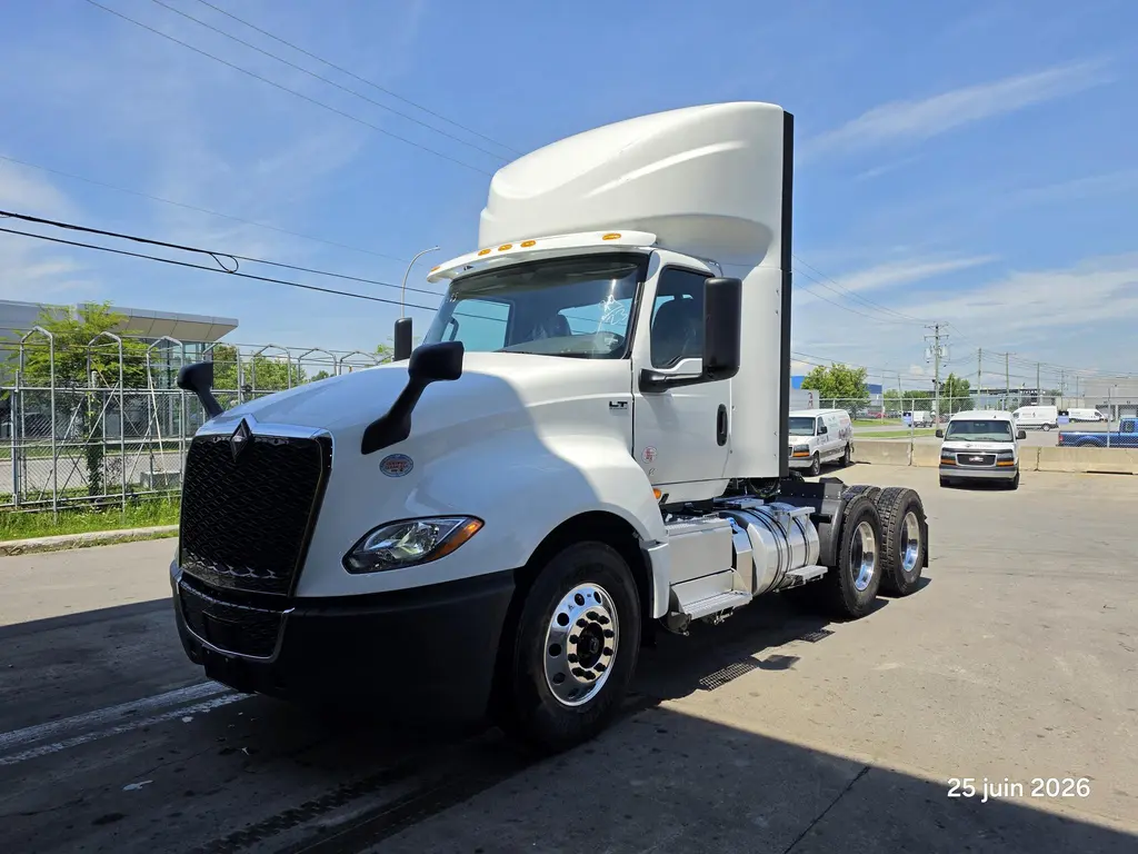 International LT625