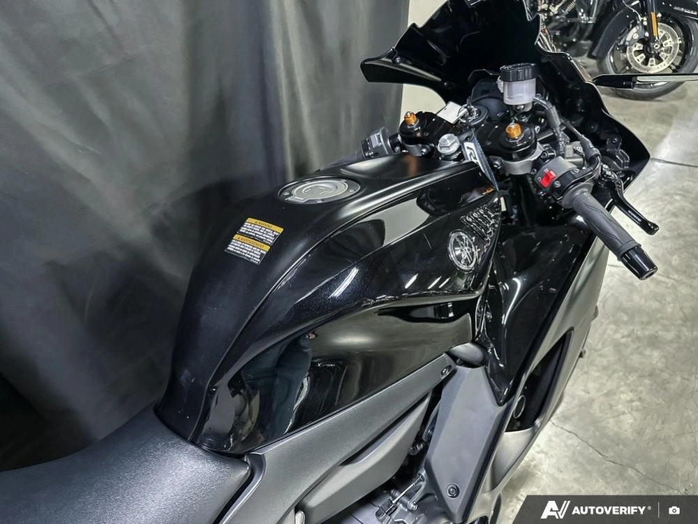 2025 Yamaha R7 alt