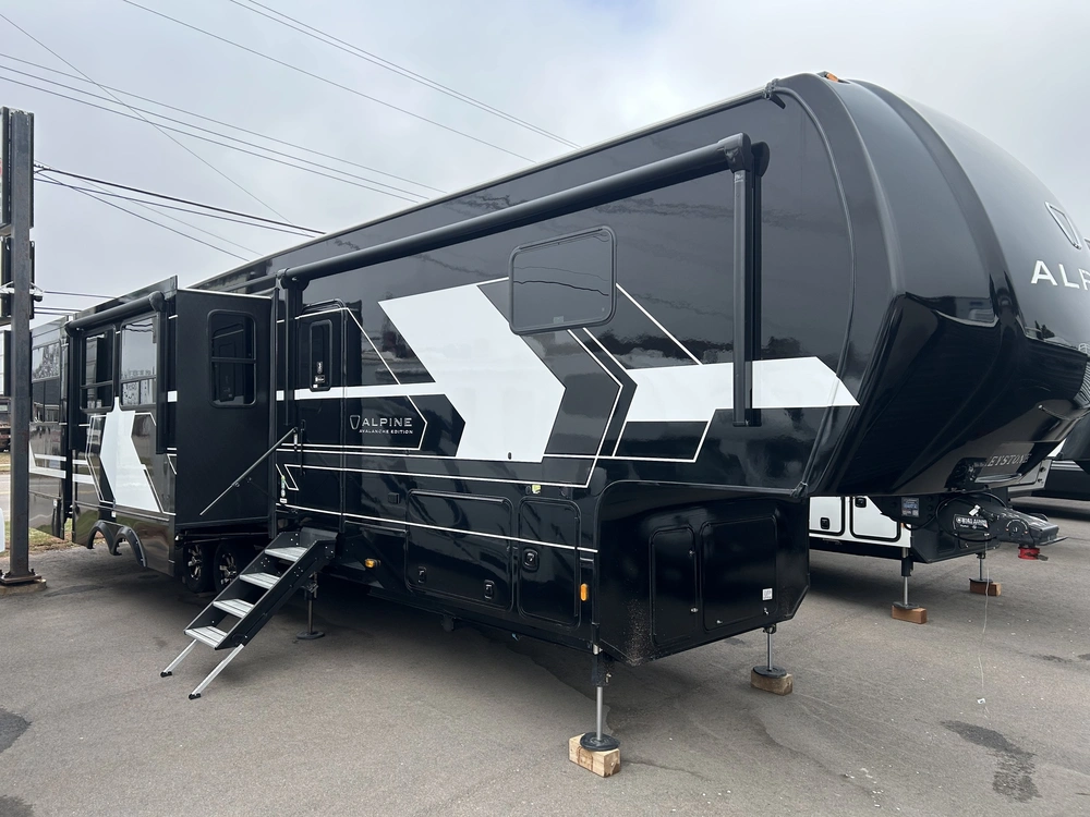 2026 Avalanche Alpine 366ls alt