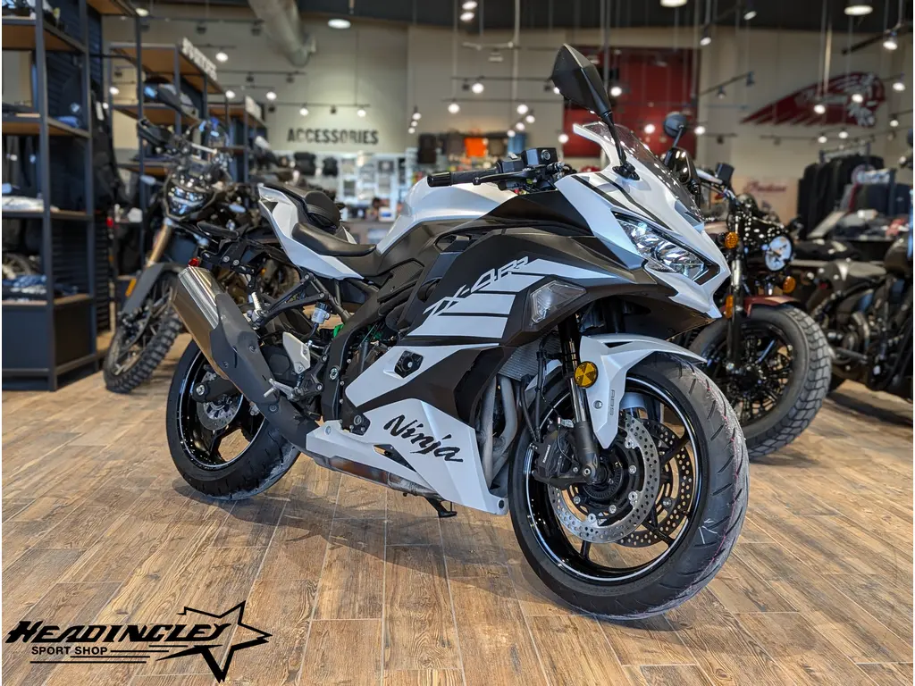 2025 Kawasaki Ninja ZX-4RR // Metallic Matte Whitish Silver/Metallic Flat Spark Black
