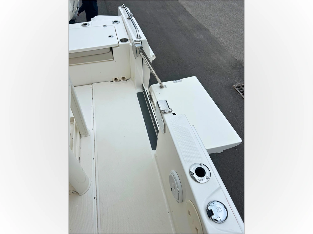 2022 Boston Whaler 270 Dauntless alt