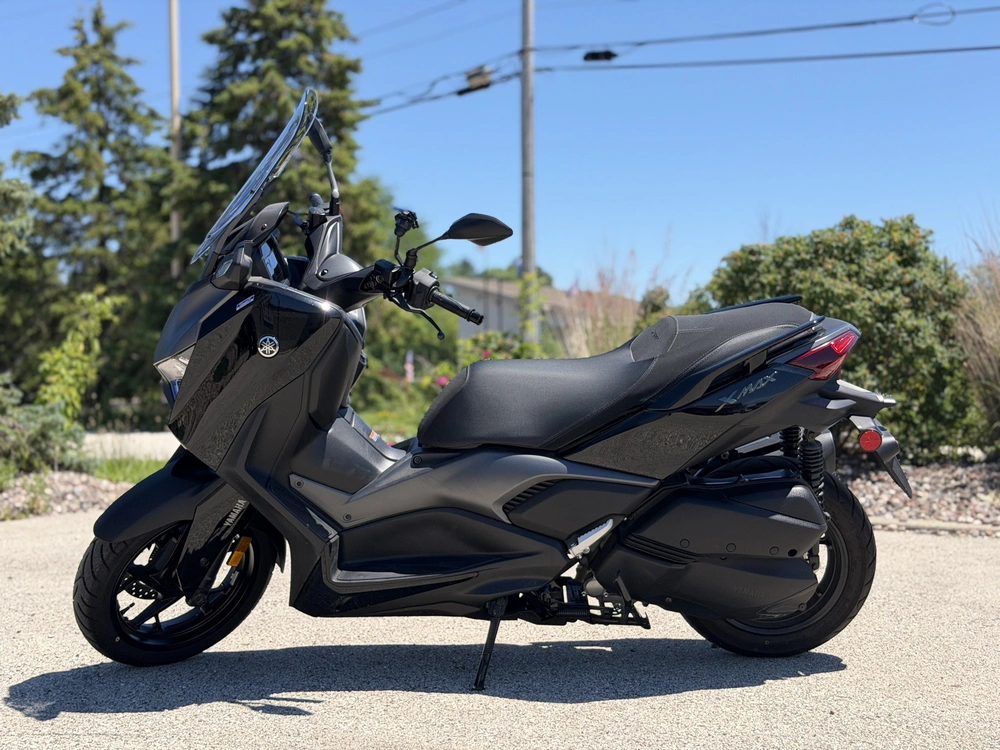 2025 Yamaha Xmax alt