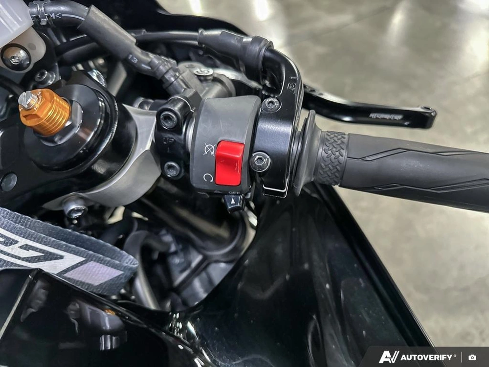 2025 Yamaha R7 alt