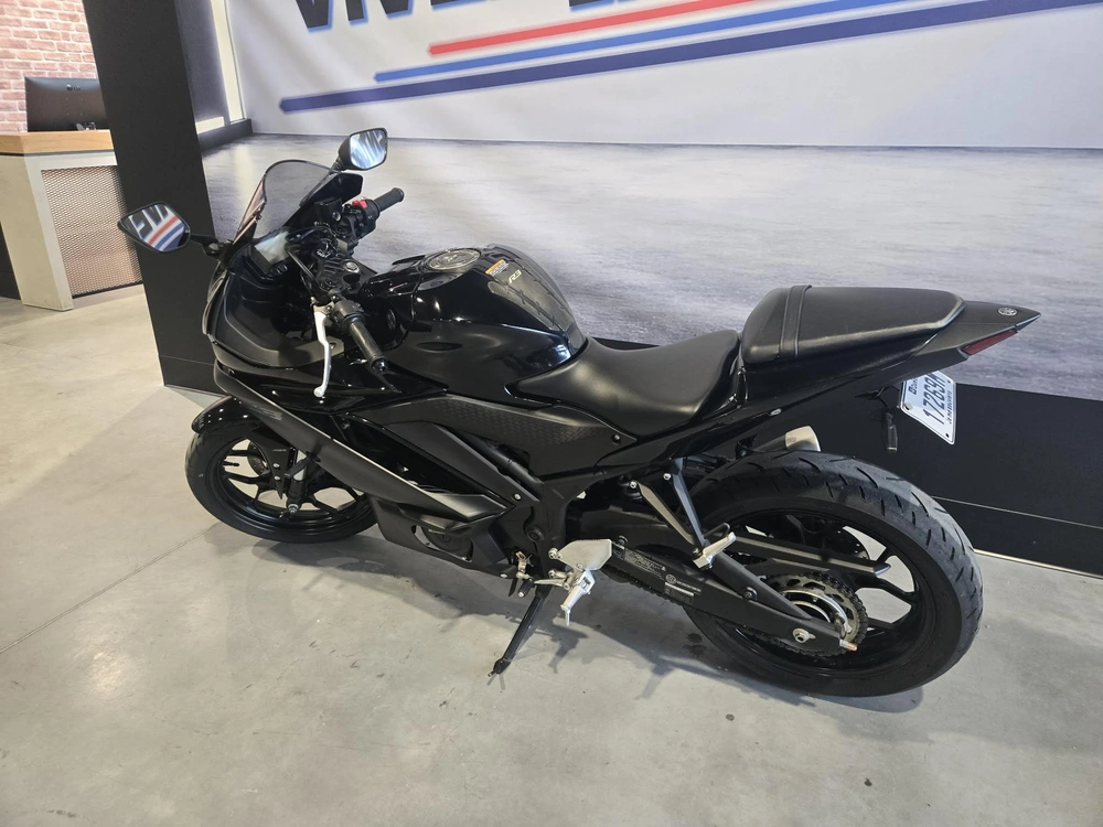 Yamaha R3 2023 alt