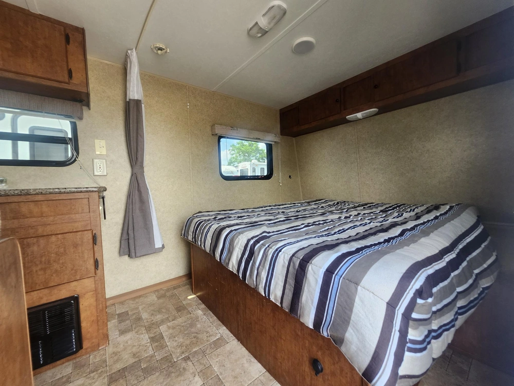 2012 Layton 183 alt