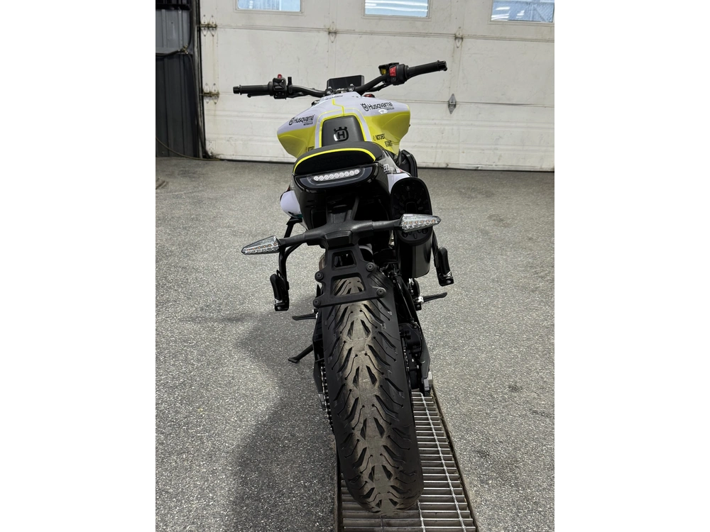 Husqvarna Vitpilen 801 2025 alt