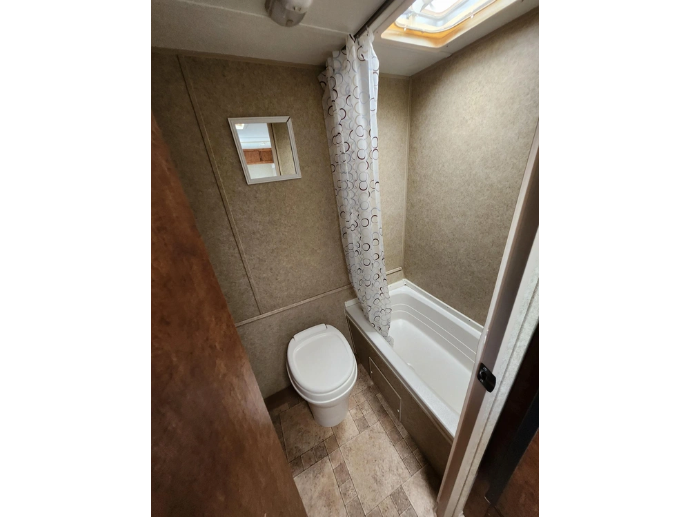 2012 Layton 183 alt