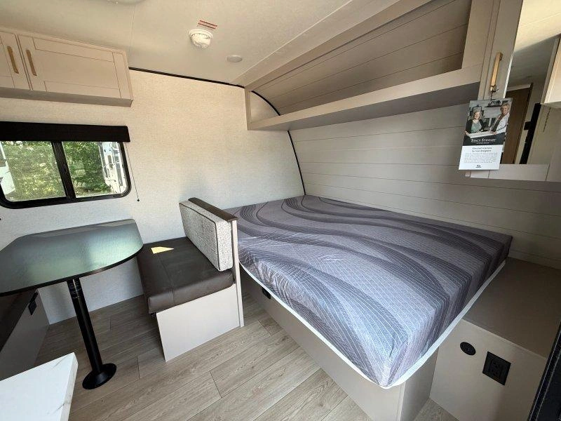 2027 Jayco Jay Feather 17bhsl alt