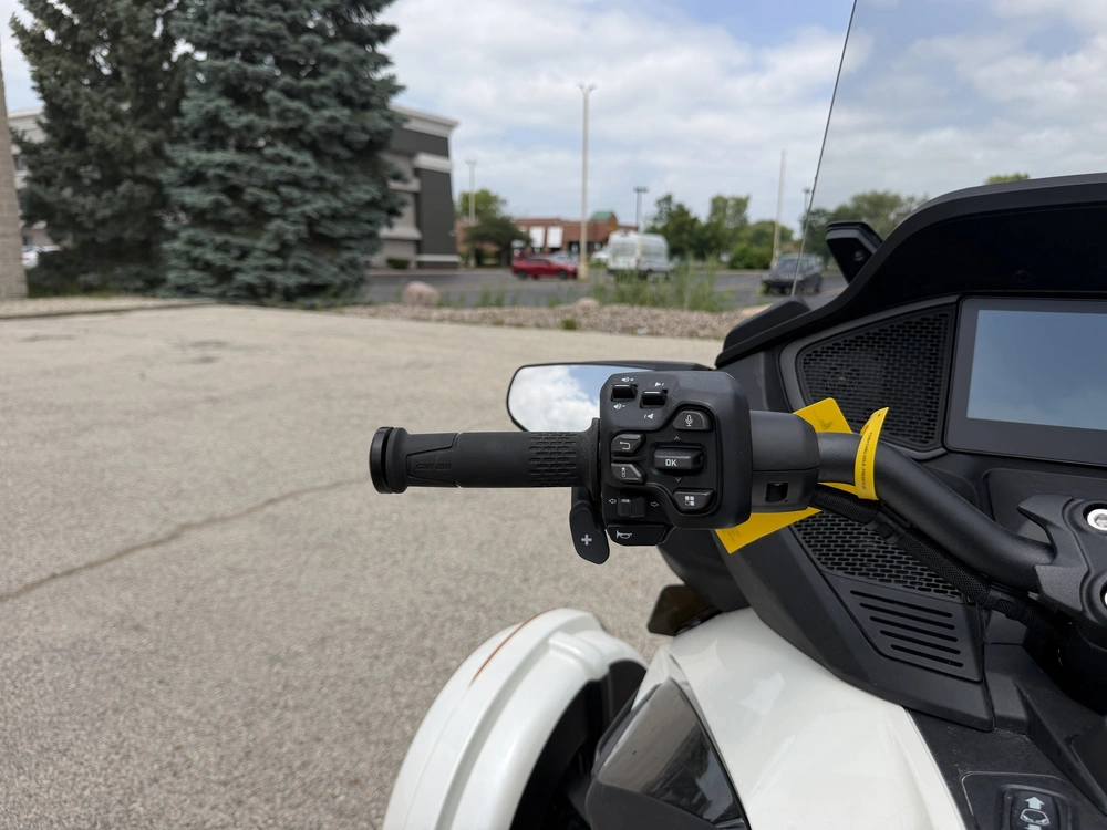 2026 Can-am Spyder Rt alt