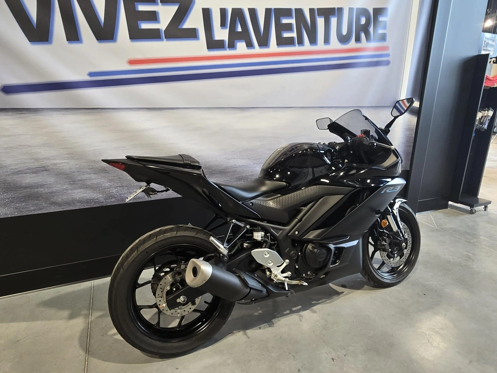 Yamaha R3 2023 alt
