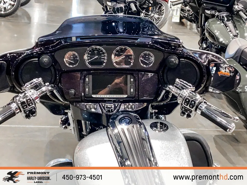 Harley-Davidson CVO Street Glide FLHXSEFLHXSE 2015